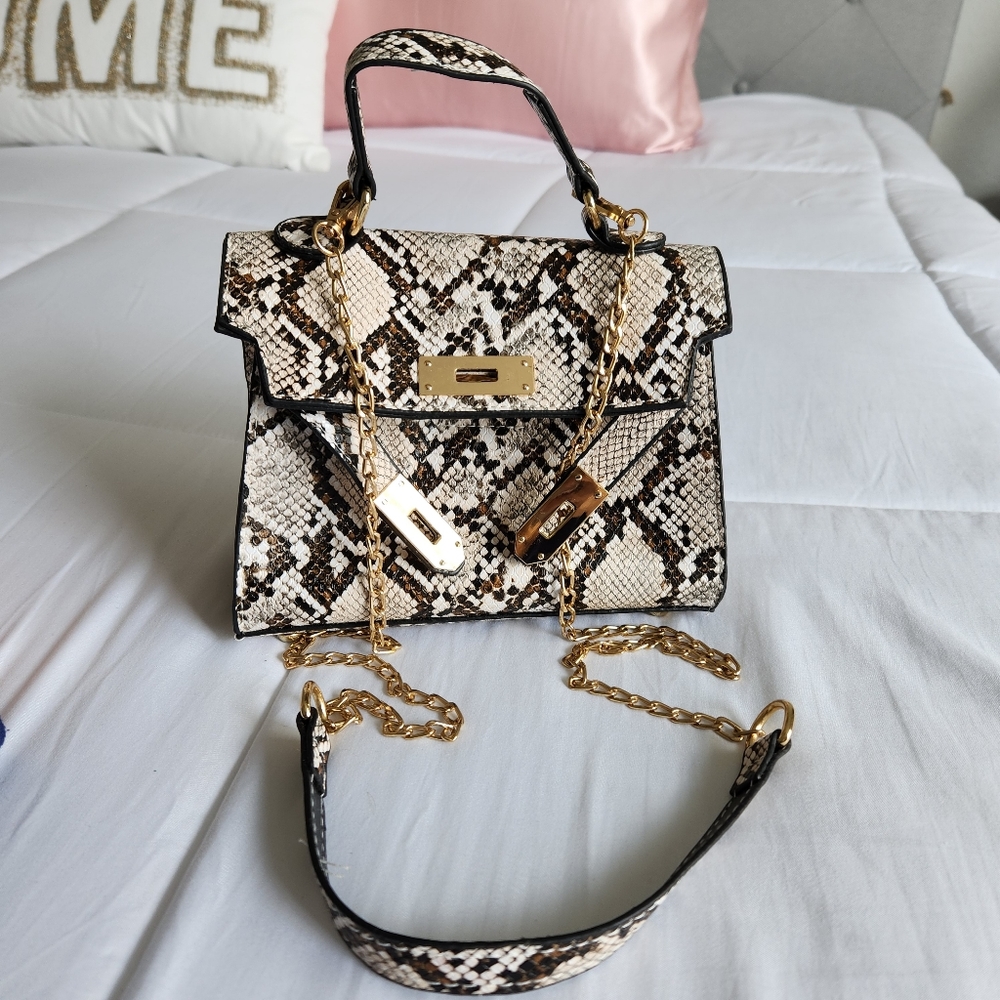 Animal print small bag.Synthetic material, used in good condition
